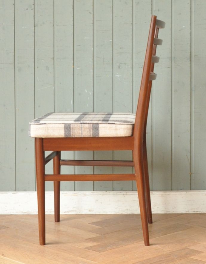 ダイニングチェア アンティーク チェア 長く使える北欧インテリア、スマートな背もたれのダイニングチェア。横から見てもスッキリとカッコイイヴィンテージチェアは、もちろん新品ではないので経年変化によるキズはありますが、キレイに修復したので安心して座って下さい。(q-155-c)