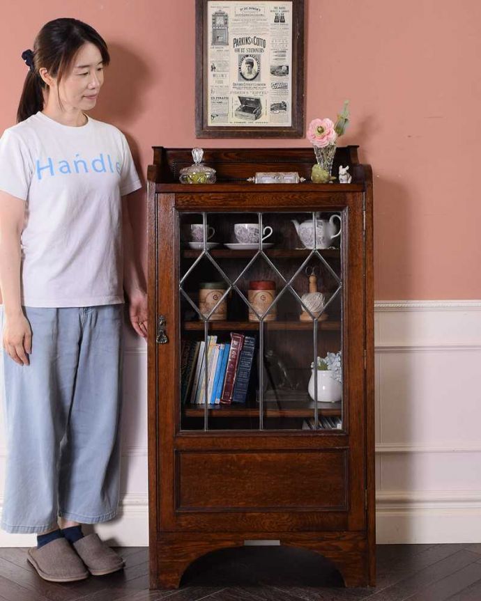 アンティークのキャビネット アンティーク家具 英国スタイルのカッコいいアンティーク家具、小さな木製ブックケース。ステンドグラスの扉が美しいキャビネット扉がステンドグラスになっているから、キャビネットとステンドグラスの両方を一気に手に入れることが出来ちゃうんです。(q-1550-f)