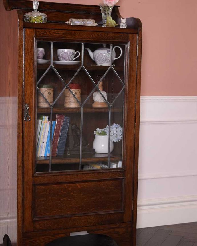 アンティークのキャビネット アンティーク家具 英国スタイルのカッコいいアンティーク家具、小さな木製ブックケース。まずはステンドグラスを楽しみましょう現代のように機械が発達していない時代に作られたステンドグラス。(q-1550-f)