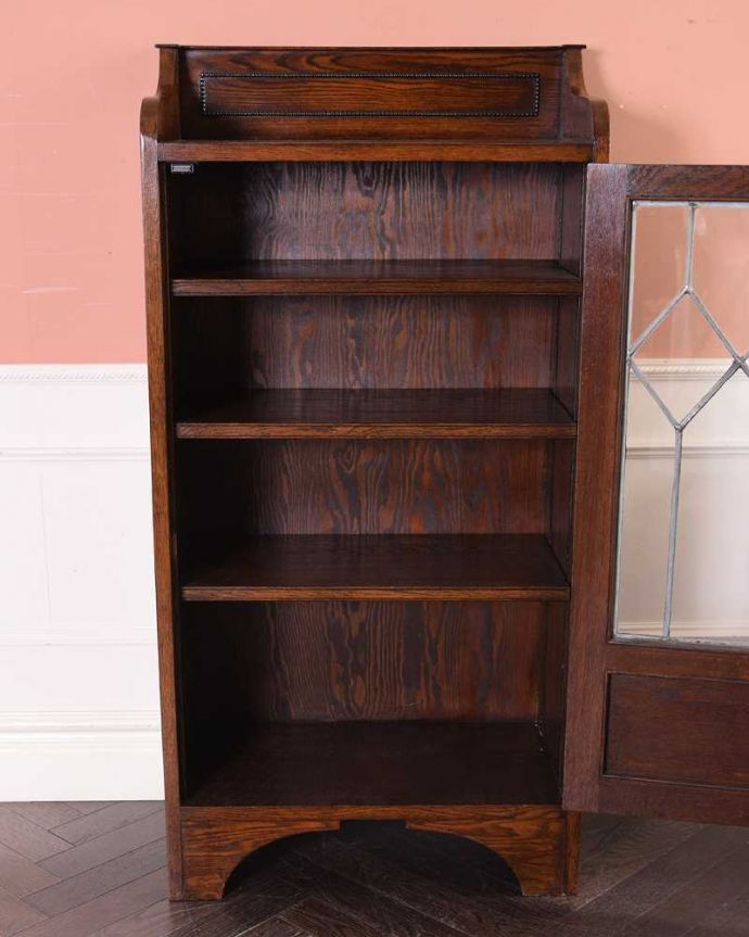 アンティークのキャビネット アンティーク家具 英国スタイルのカッコいいアンティーク家具、小さな木製ブックケース。扉を開けた内側はこんな感じですキャビネットの中も職人がしっかり修復したのでキレイです。(q-1550-f)