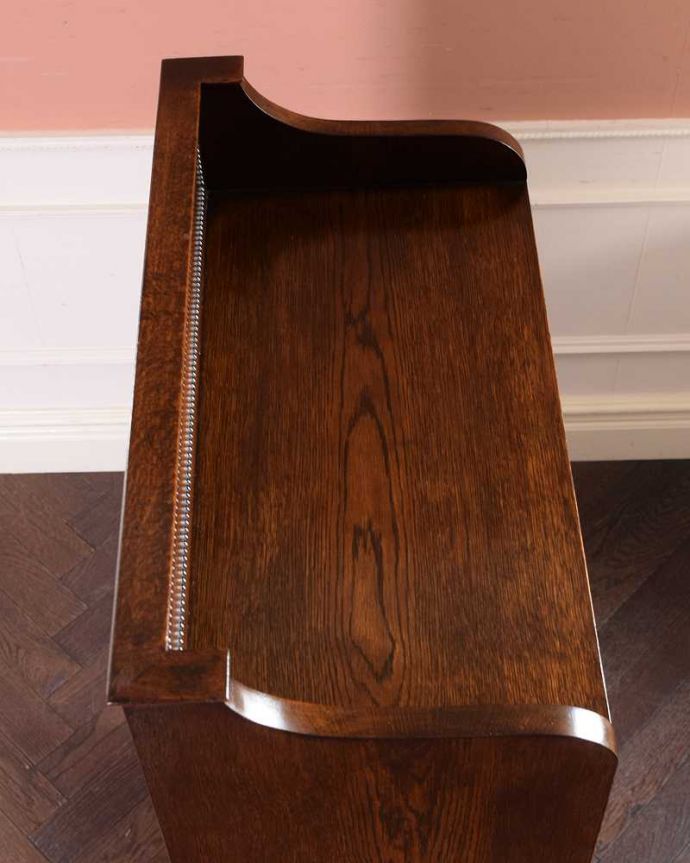 アンティークのキャビネット アンティーク家具 英国スタイルのカッコいいアンティーク家具、小さな木製ブックケース。天板もキレイに仕上げました。(q-1550-f)