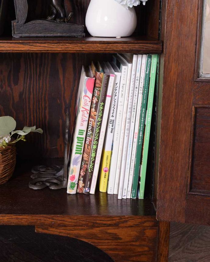 アンティークのキャビネット アンティーク家具 英国スタイルのカッコいいアンティーク家具、小さな木製ブックケース。扉の中は収納たっぷりA4サイズの雑誌までしっかり収納出来ちゃう大きさ。(q-1550-f)