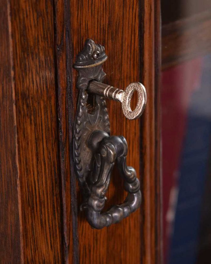 アンティークのキャビネット アンティーク家具 英国スタイルのカッコいいアンティーク家具、小さな木製ブックケース。大切なものも収納出来ますおとぎ話に出てくるような可愛いアンティークの鍵が付いています。(q-1550-f)