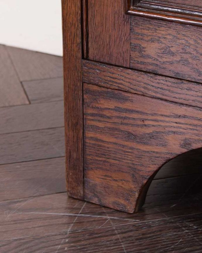 アンティークのキャビネット アンティーク家具 英国スタイルのカッコいいアンティーク家具、小さな木製ブックケース。女性1人でもラクに運べちゃうヒミツHandleのアンティークは、脚の裏にフェルトキーパーをお付けしているので、床を滑らせれば女性でも移動がカンタンに出来ます!ご安心下さい。(q-1550-f)