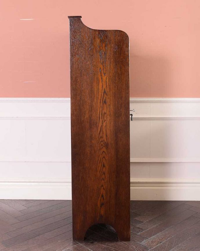 アンティークのキャビネット アンティーク家具 英国スタイルのカッコいいアンティーク家具、小さな木製ブックケース。横から見てもステキもちろん横もキレイに修復していますので、横顔だって美しいんです。(q-1550-f)