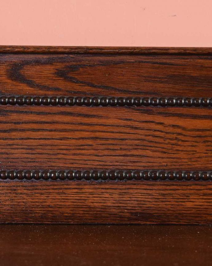 アンティークのキャビネット アンティーク家具 英国スタイルのカッコいいアンティーク家具、小さな木製ブックケース。惚れ惚れする彫の美しさこんなに堅い無垢材に一体どうやって彫ったんだろう?と不思議になるくらいアンティークらしく細かい彫りは眺めているだけでうっとりする美しさです。(q-1550-f)