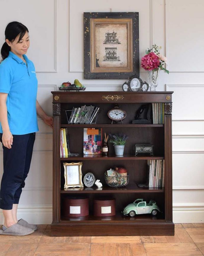 アンティークのキャビネット アンティーク家具 ゴールドの装飾が高級感たっぷりなマホガニー材のアンティークブックシェルフ。なんでも便利に収納できるオープンタイプの本棚本棚としてしっかり作られたオープンタイプのブックシェルフ。(q-1551-f)