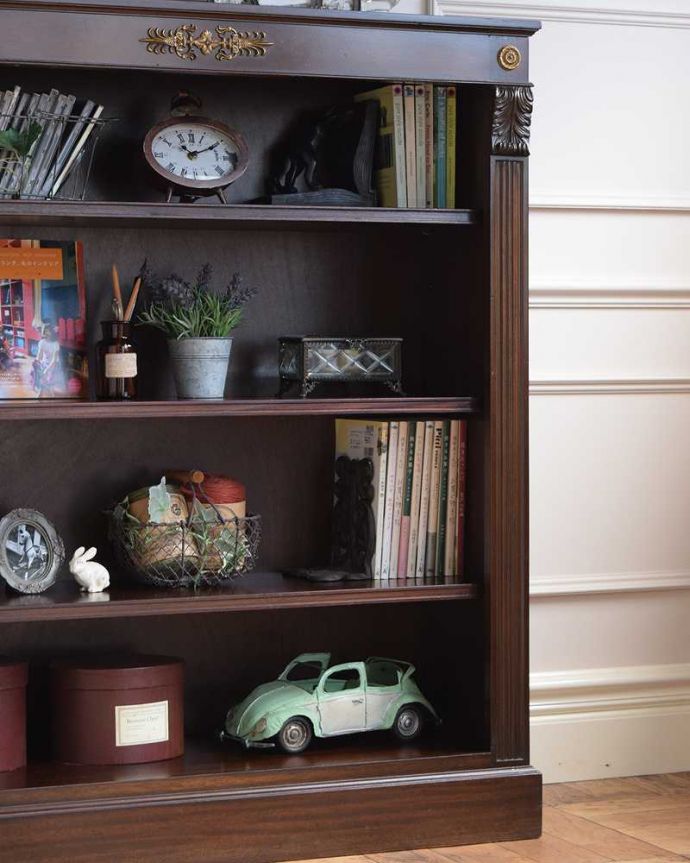 アンティークのキャビネット アンティーク家具 ゴールドの装飾が高級感たっぷりなマホガニー材のアンティークブックシェルフ。たっぷり収納できるだけじゃないんです。(q-1551-f)