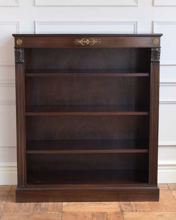 アンティークのキャビネット アンティーク家具 ゴールドの装飾が高級感たっぷりなマホガニー材のアンティークブックシェルフ。キレイに修復したので、安心して使って下さい。(q-1551-f)