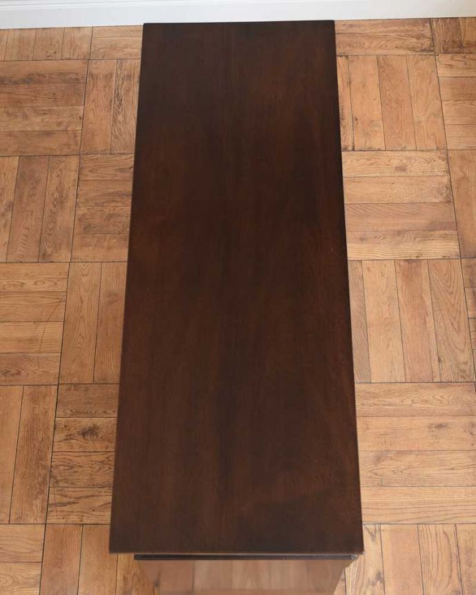 アンティークのキャビネット アンティーク家具 ゴールドの装飾が高級感たっぷりなマホガニー材のアンティークブックシェルフ。天板もピカピカです。(q-1551-f)