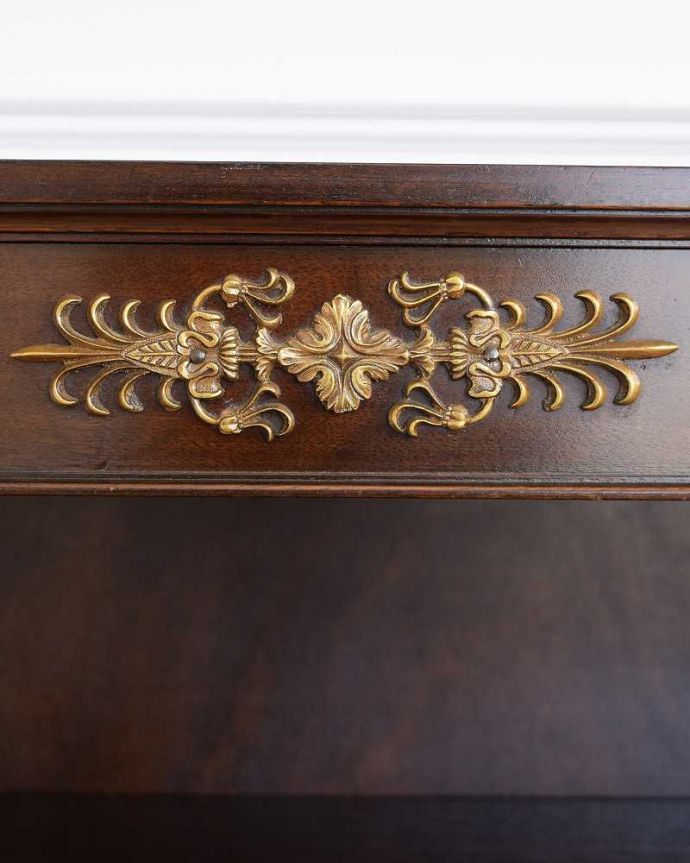 アンティークのキャビネット アンティーク家具 ゴールドの装飾が高級感たっぷりなマホガニー材のアンティークブックシェルフ。惚れ惚れしちゃう美しさ中々出会えないゴールドの高級感溢れる装飾が付いています。(q-1551-f)