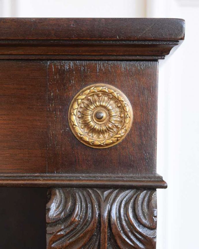 アンティークのキャビネット アンティーク家具 ゴールドの装飾が高級感たっぷりなマホガニー材のアンティークブックシェルフ。いろんな場所にこだわり装飾もいろいろです。(q-1551-f)