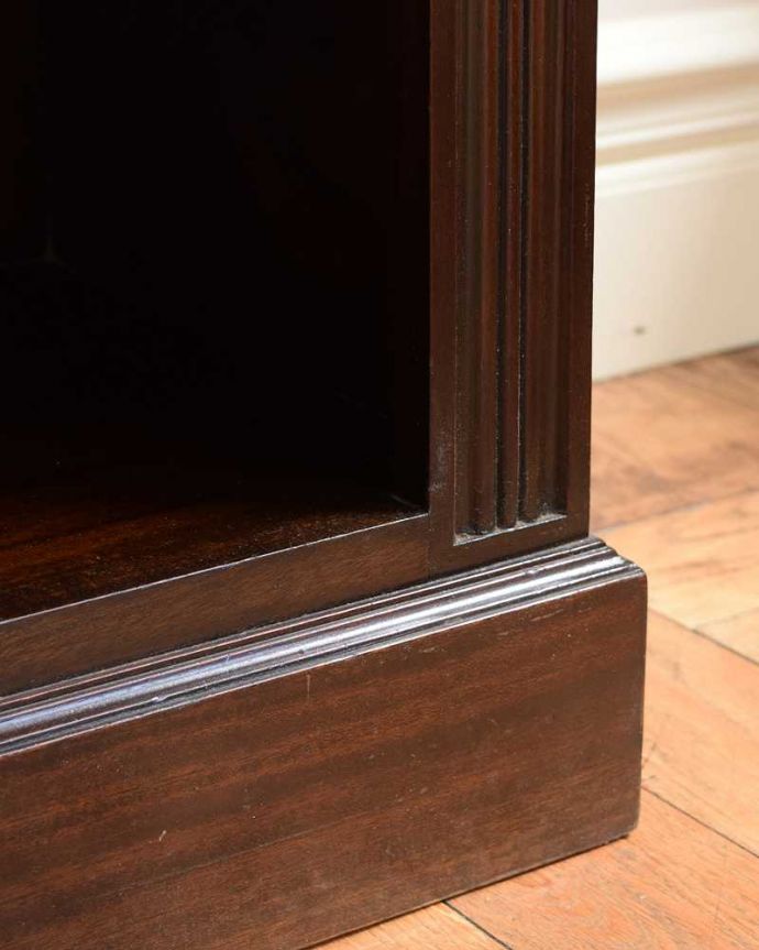 アンティークのキャビネット アンティーク家具 ゴールドの装飾が高級感たっぷりなマホガニー材のアンティークブックシェルフ。女性1人でラクラク運べちゃう仕掛けHandleのアンティークは、脚の裏にフェルトキーパーをお付けしています。(q-1551-f)