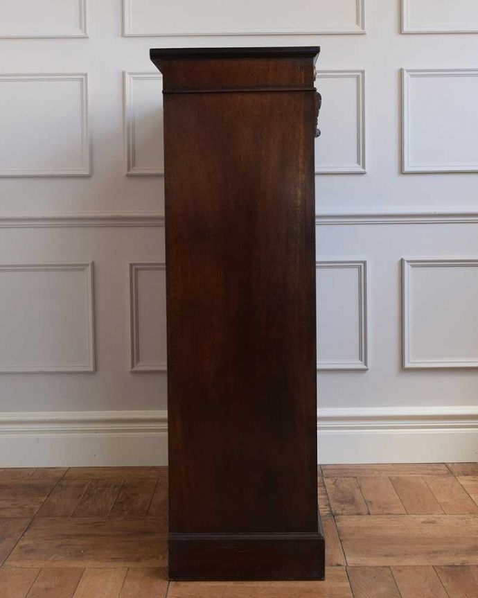 アンティークのキャビネット アンティーク家具 ゴールドの装飾が高級感たっぷりなマホガニー材のアンティークブックシェルフ。横から見てもステキしっかり修復したので、横顔だって美しいんです。(q-1551-f)