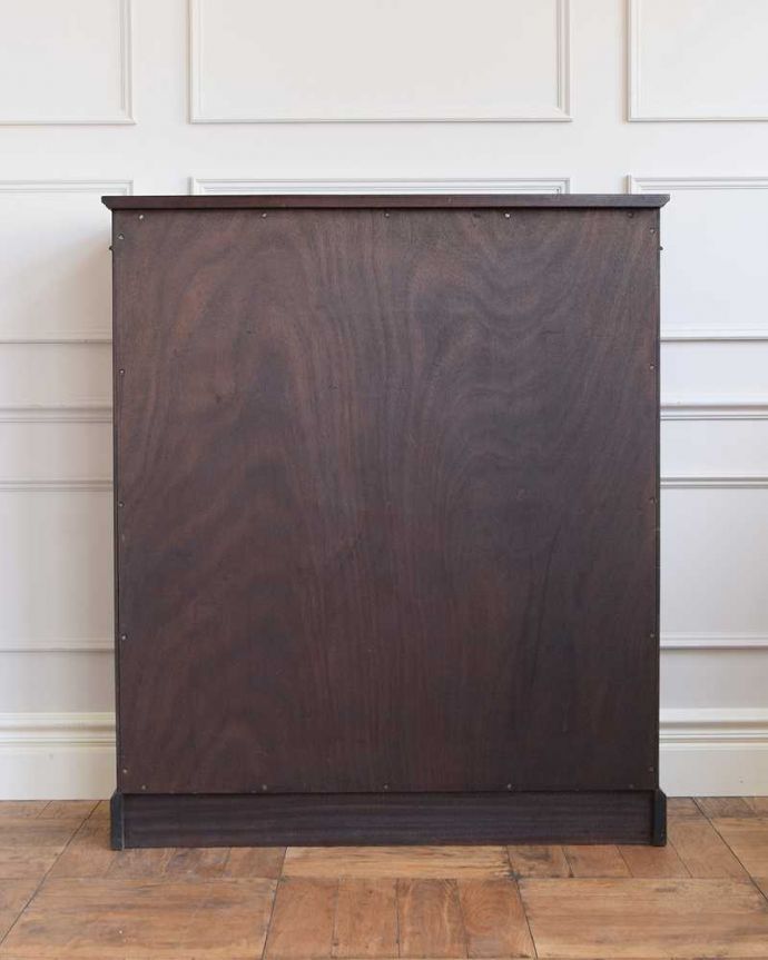 アンティークのキャビネット アンティーク家具 ゴールドの装飾が高級感たっぷりなマホガニー材のアンティークブックシェルフ。後ろ姿もキレイですアンティークは新品ではないので、もちろん経年変化によるキズはありますが、専門の職人が修復したので、後ろ姿もキレイです。(q-1551-f)