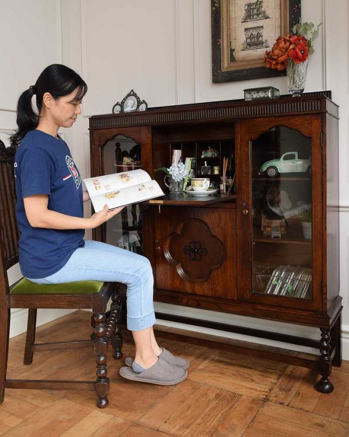 ビューロー　アンティーク家具　アンティークの英国輸入家具、本棚とビューローが付いた多機能なサイドバイサイド。あっという間に自分だけのデスクスペース扉を前に倒すと小さなビューローが。(q-1552-f)