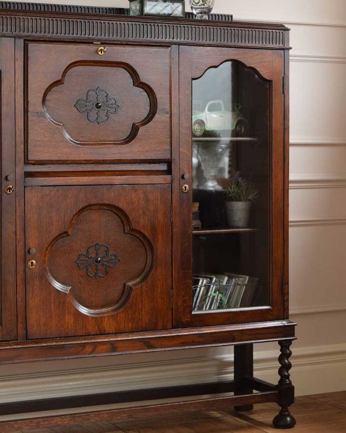 ビューロー　アンティーク家具　アンティークの英国輸入家具、本棚とビューローが付いた多機能なサイドバイサイド。アンティークらしいガラス扉の美しさ見た目はガラス扉のキャビネット。(q-1552-f)