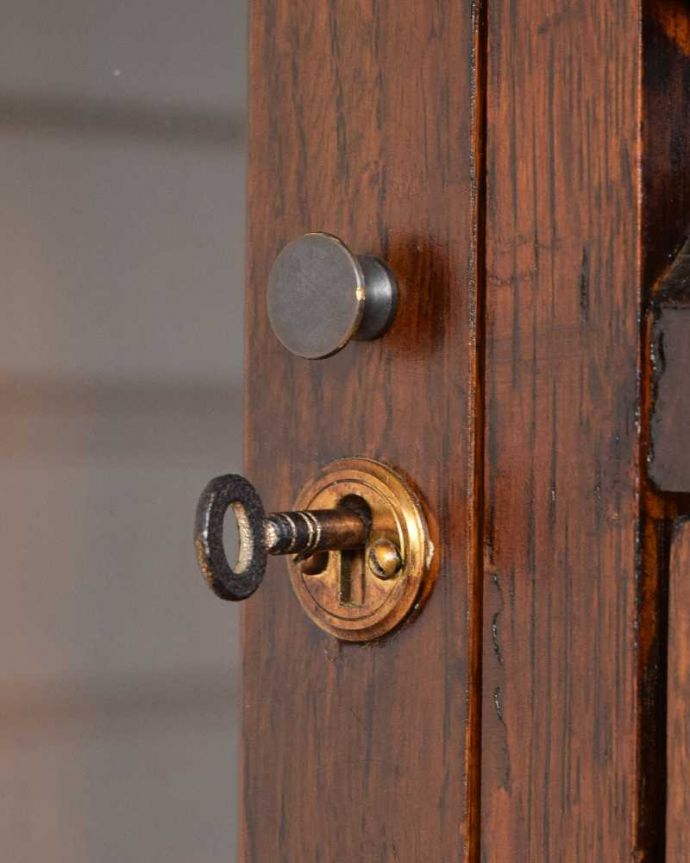 ビューロー　アンティーク家具　アンティークの英国輸入家具、本棚とビューローが付いた多機能なサイドバイサイド。開けるたびに、ワクワク･･･取っ手を持って開ける度にまるで宝箱を開ける気分です。(q-1552-f)