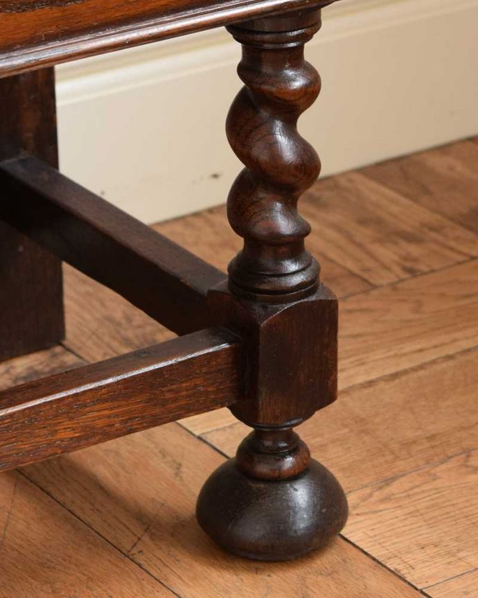 ビューロー　アンティーク家具　アンティークの英国輸入家具、本棚とビューローが付いた多機能なサイドバイサイド。女性でも運べちゃう理由は･･･Handleのアンティークは、女性1人でも移動が出来るように、脚の裏にフェルトキーパーをお付けしています。(q-1552-f)