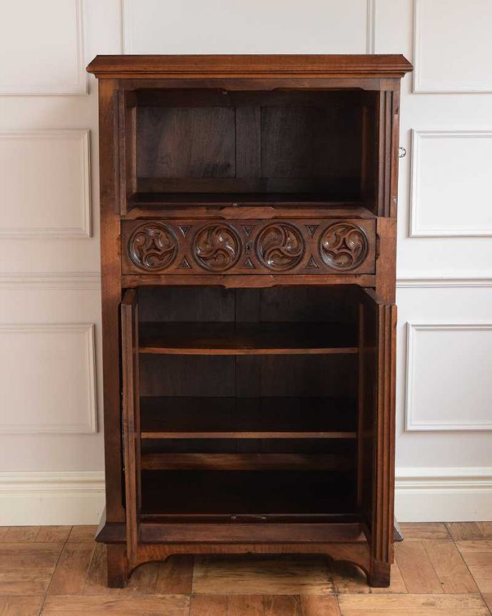 アンティークのキャビネット アンティーク家具 華やかなアンティーク家具、彫りが美しいウォルナット材のカップボード。扉の中はこんな感じ修復しました扉の中を開けると棚の収納になっています。(q-1553-f)