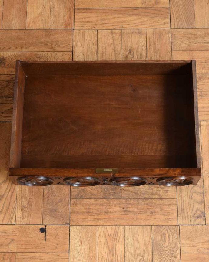 アンティークのキャビネット アンティーク家具 華やかなアンティーク家具、彫りが美しいウォルナット材のカップボード。キレイに修復しました。(q-1553-f)