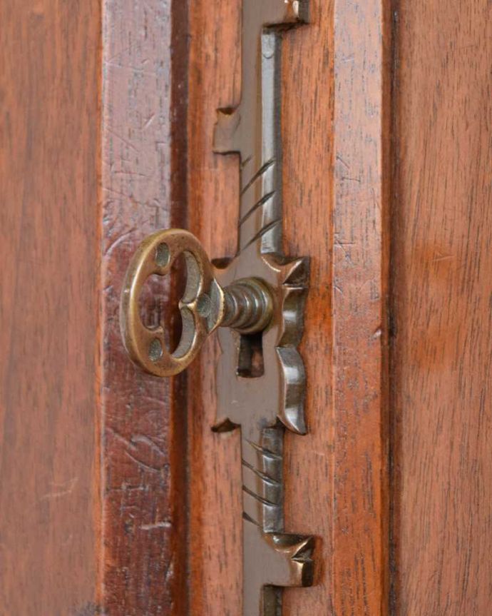 アンティークのキャビネット アンティーク家具 華やかなアンティーク家具、彫りが美しいウォルナット材のカップボード。大切なものも収納出来ますおとぎ話に出てくるような可愛いアンティークの鍵が付いています。(q-1553-f)