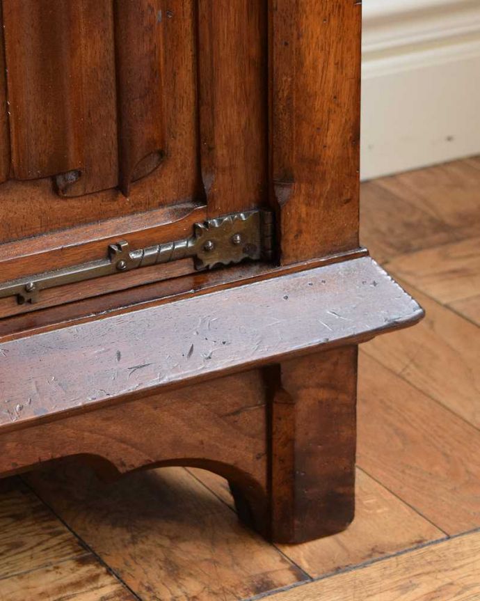 アンティークのキャビネット アンティーク家具 華やかなアンティーク家具、彫りが美しいウォルナット材のカップボード。女性1人でラクラク運べちゃうんですHandleのアンティークは、脚の裏にフェルトキーパーをお付けしています。(q-1553-f)