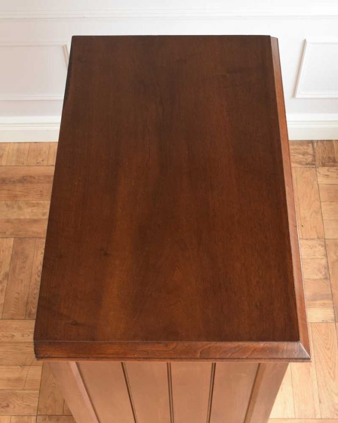 アンティークのキャビネット アンティーク家具 華やかなアンティーク家具、彫りが美しいウォルナット材のカップボード。天板にモノを置いても使えます。(q-1553-f)