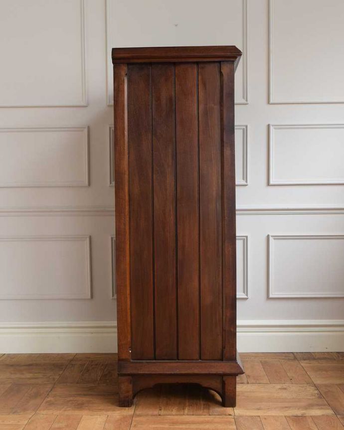 アンティークのキャビネット アンティーク家具 華やかなアンティーク家具、彫りが美しいウォルナット材のカップボード。横から見てもステキなんです。(q-1553-f)