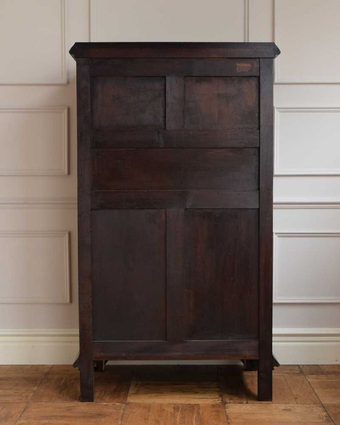 アンティークのキャビネット アンティーク家具 華やかなアンティーク家具、彫りが美しいウォルナット材のカップボード。後ろ姿にも自信がありますアンティークは新品ではないので経年変化によるキズはありますが、専門の職人が修復したので後ろ姿までキレイです。(q-1553-f)