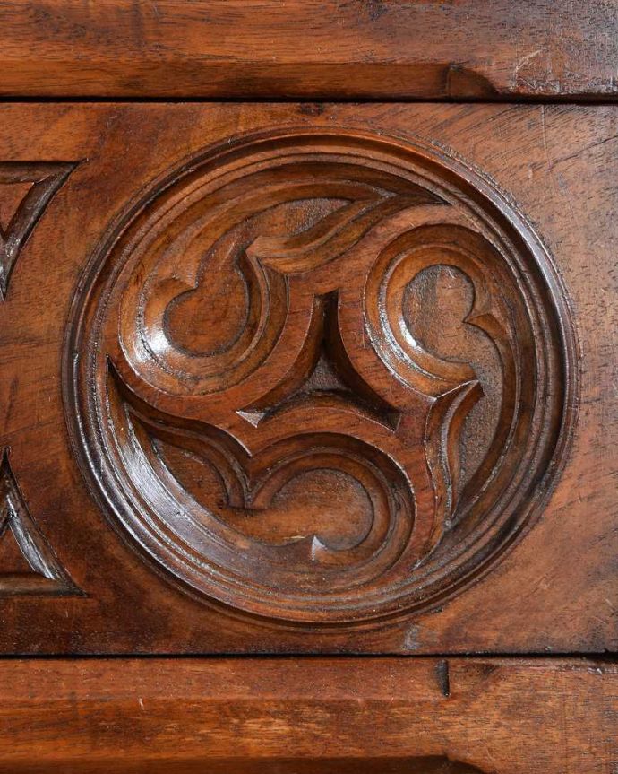 アンティークのキャビネット アンティーク家具 華やかなアンティーク家具、彫りが美しいウォルナット材のカップボード。英国らしい装飾英国家具らしいかっこいい装飾があります。(q-1553-f)