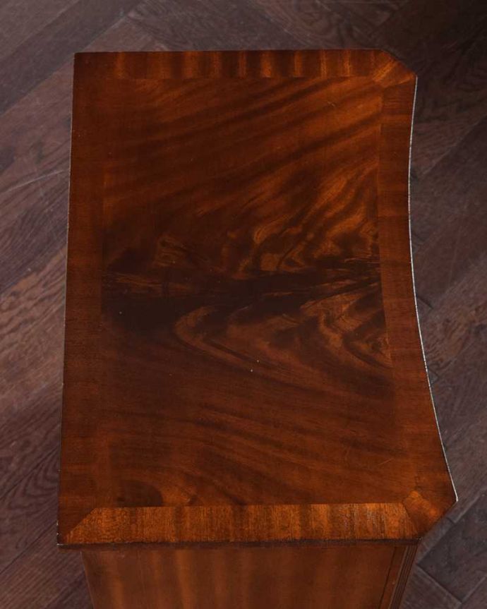 アンティークのキャビネット　アンティーク家具　マホガニー材で造られたキャビネット、アンティーク英国家具（ベッドサイドカップボード）。何を飾ろうかな…上から見ると、天板はこんな感じです。(q-1554-f)