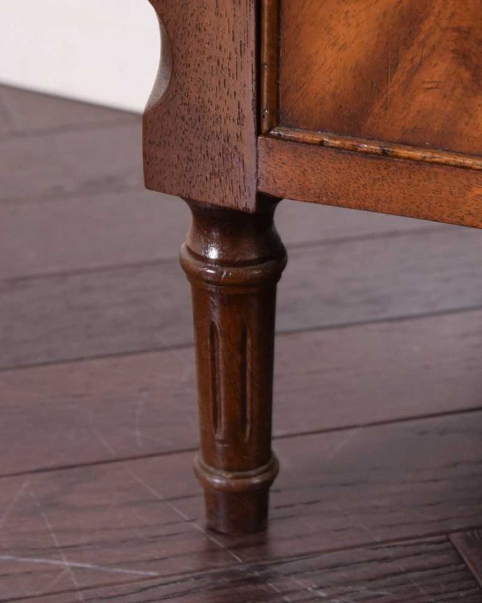 アンティークのキャビネット　アンティーク家具　マホガニー材で造られたキャビネット、アンティーク英国家具（ベッドサイドカップボード）。女性１人でもラクに運べちゃうヒミツHandleのアンティークは、脚の裏にフェルトキーパーをお付けしているので、床を滑らせれば女性でも移動がカンタンに出来ます！。(q-1554-f)