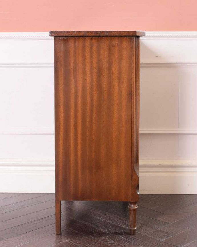 アンティークのキャビネット　アンティーク家具　マホガニー材で造られたキャビネット、アンティーク英国家具（ベッドサイドカップボード）。横顔だっても美しい正面だけじゃなく横から見ても美しい姿です。(q-1554-f)