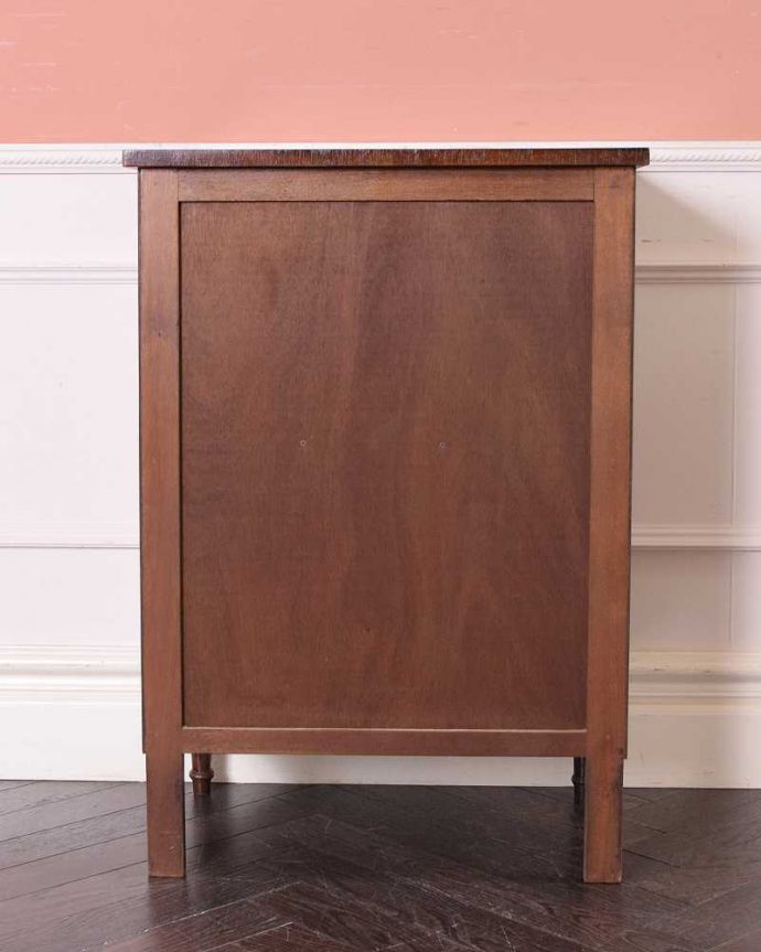 アンティークのキャビネット　アンティーク家具　マホガニー材で造られたキャビネット、アンティーク英国家具（ベッドサイドカップボード）。後ろ姿にも注目！アンティークは新品ではないので、経年変化によるキズはありますが、専門の職人がキレイにお直しをしているので、後ろ姿もキレイです。(q-1554-f)