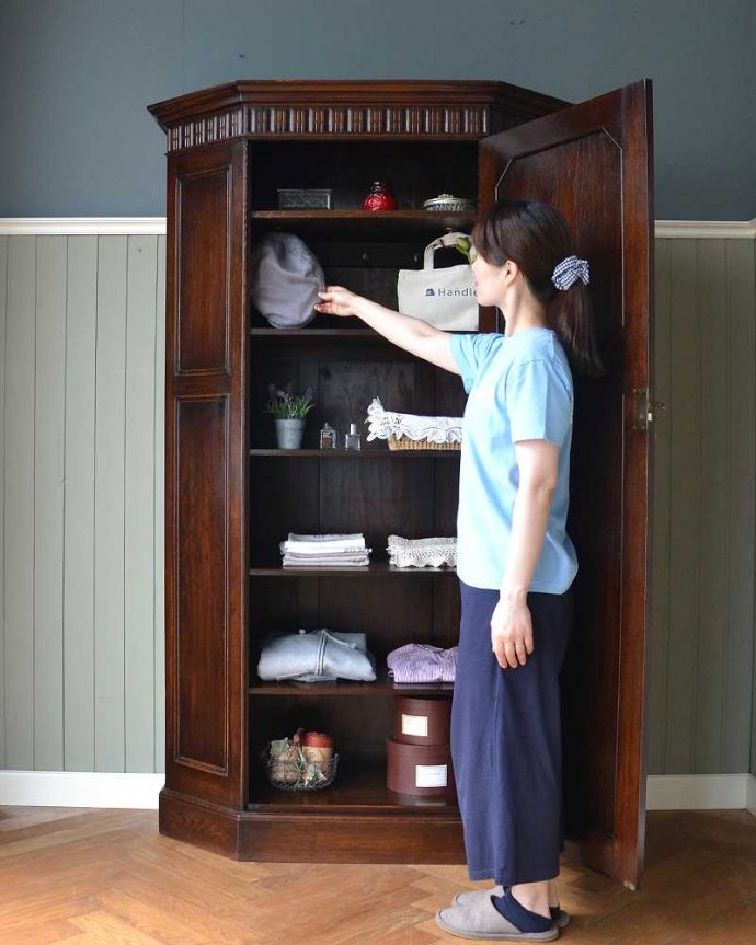 アンティークのキャビネット　アンティーク家具　下駄箱としても使える棚板付きアンティークホールローブ（ワードローブ）。今日は何を着ようかな？お出かけ前のひとときも、このワードローブがあれば、さらに楽しい時間になります。(q-1555-f)