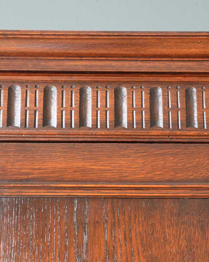 アンティークのキャビネット　アンティーク家具　下駄箱としても使える棚板付きアンティークホールローブ（ワードローブ）。扉を彩る装飾やっぱり魅力は扉の装飾。(q-1555-f)