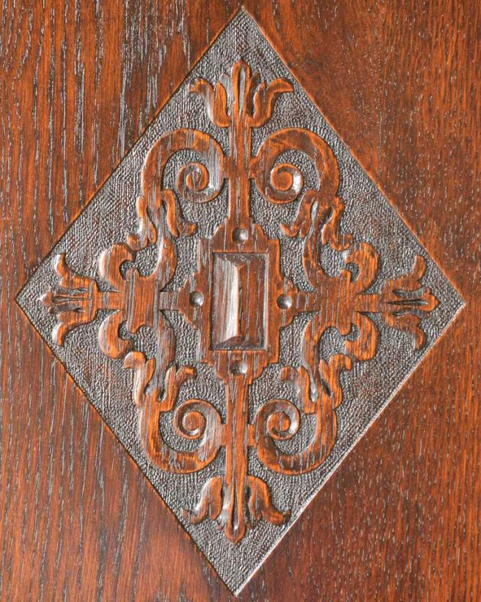 アンティークのキャビネット　アンティーク家具　下駄箱としても使える棚板付きアンティークホールローブ（ワードローブ）。惚れ惚れしちゃう美しさこんなに堅い無垢材に一体どうやって彫ったんだろう？と不思議になるくらい細かい彫にうっとりです。(q-1555-f)