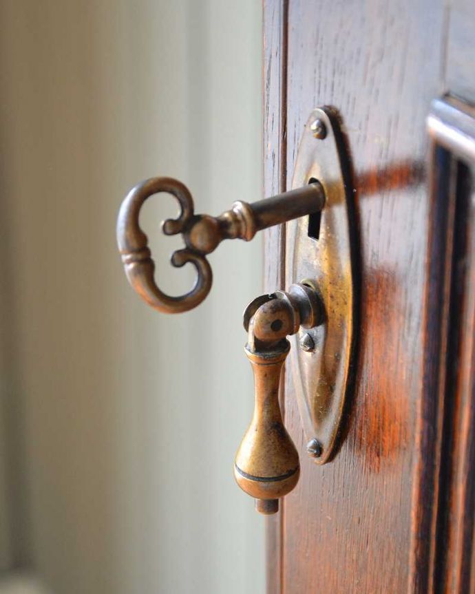 アンティークのキャビネット　アンティーク家具　下駄箱としても使える棚板付きアンティークホールローブ（ワードローブ）。小さなパーツにもこだわり取っ手だけを見ていても現代とは違って良質な素材が使われているのが分かります。(q-1555-f)