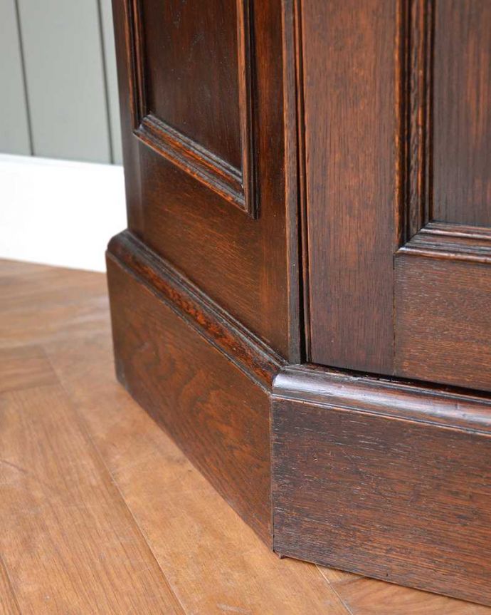 アンティークのキャビネット　アンティーク家具　下駄箱としても使える棚板付きアンティークホールローブ（ワードローブ）。女性でも運べちゃう理由は･･･Handleのアンティークは、脚の裏にフェルトキーパーをお付けしていますので、重い家具でも床を滑らせて移動出来ます。(q-1555-f)