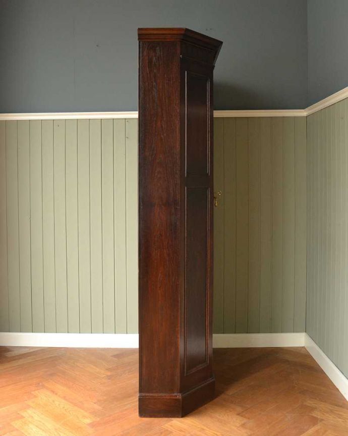 アンティークのキャビネット　アンティーク家具　下駄箱としても使える棚板付きアンティークホールローブ（ワードローブ）。横から見た姿もステキ正面だけじゃなく横から見るとこんな感じです。(q-1555-f)