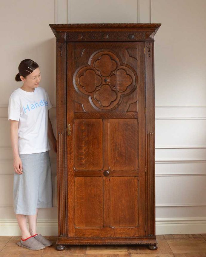 アンティークのキャビネット　アンティーク家具　棚板がたっぷりと付いた使いやすいアンティークホールローブ（ワードローブ）。実は隠れた人気モノのアンティークアンティーク家具の中でリクエストが多いワードローブ。(q-1556-f)