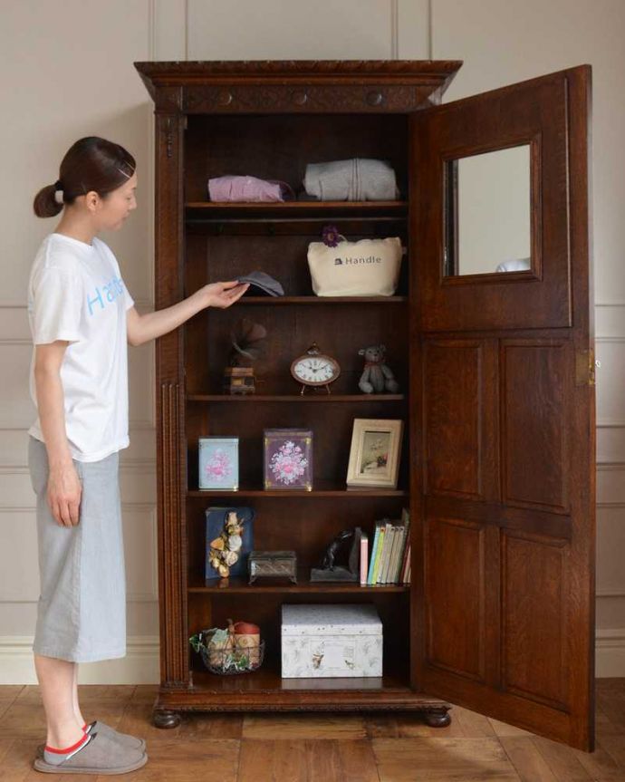 アンティークのキャビネット　アンティーク家具　棚板がたっぷりと付いた使いやすいアンティークホールローブ（ワードローブ）。今日は何を着ようかな？お出かけ前のひとときも、このワードローブがあれば、さらに楽しい時間になります。(q-1556-f)