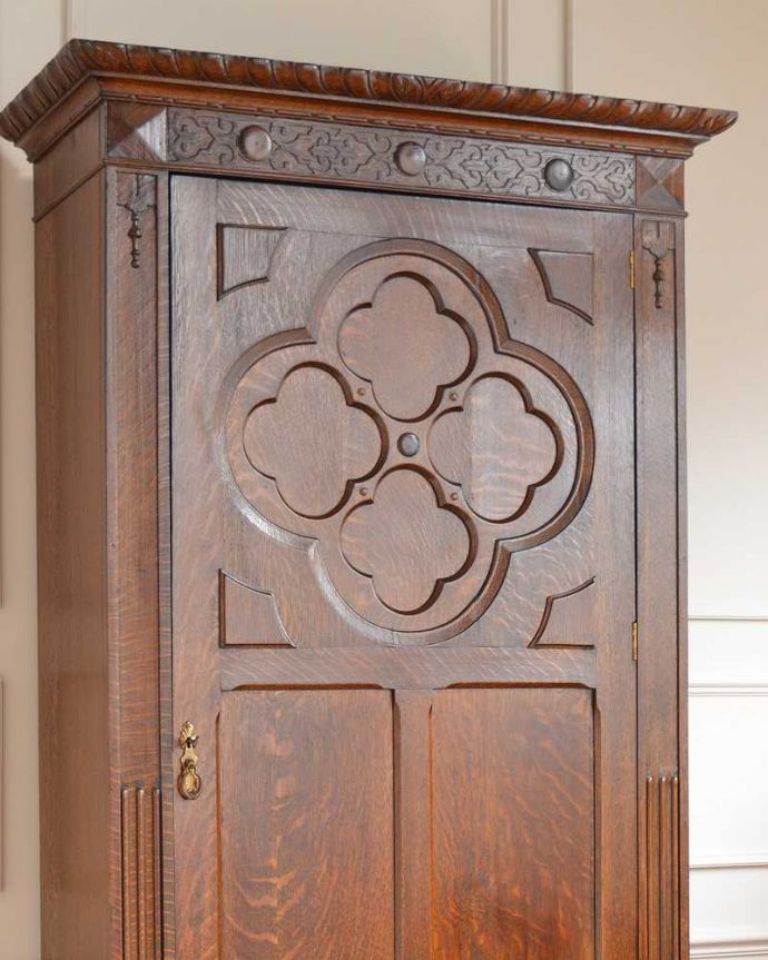 アンティークのキャビネット　アンティーク家具　棚板がたっぷりと付いた使いやすいアンティークホールローブ（ワードローブ）。アンティークらしい装飾が魅力サイズの大きい家具だからこそ、やっぱり美しい装飾がアンティークの魅力。(q-1556-f)