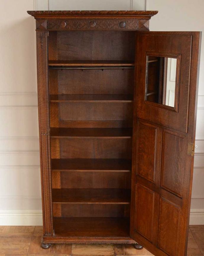 アンティークのキャビネット　アンティーク家具　棚板がたっぷりと付いた使いやすいアンティークホールローブ（ワードローブ）。扉を開けて中を見ると･･･こんな感じで、たっぷり収納できます。(q-1556-f)