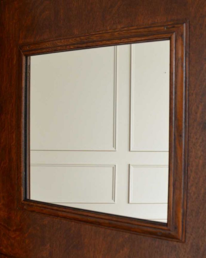 アンティークのキャビネット　アンティーク家具　棚板がたっぷりと付いた使いやすいアンティークホールローブ（ワードローブ）。身だしなみを整えて･･･アンティークのミラーも付いています。(q-1556-f)