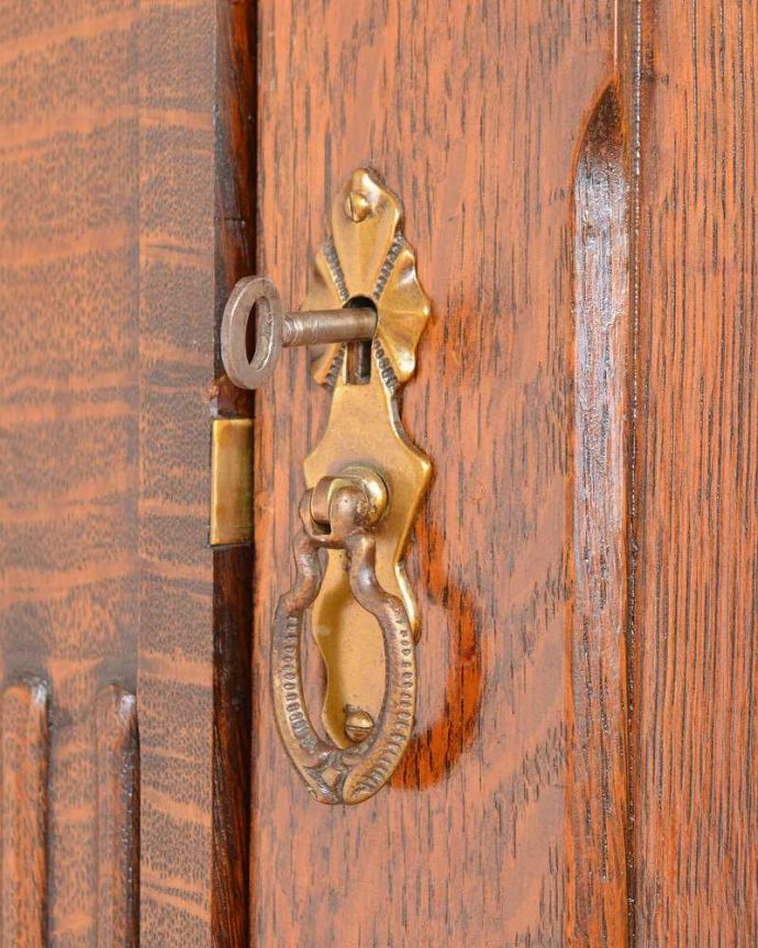 アンティークのキャビネット　アンティーク家具　棚板がたっぷりと付いた使いやすいアンティークホールローブ（ワードローブ）。鍵を使って開けてみましょうアンティークの鍵が付いています。(q-1556-f)