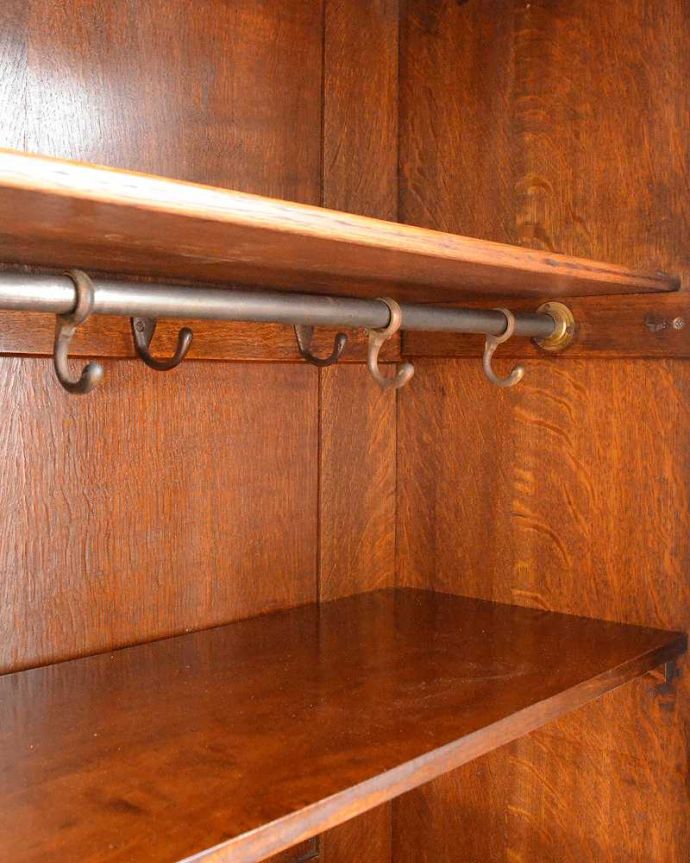 アンティークのキャビネット　アンティーク家具　棚板がたっぷりと付いた使いやすいアンティークホールローブ（ワードローブ）。お洋服を掛ける場所ポールが付いているので、ここにハンガーを掛けてください。(q-1556-f)