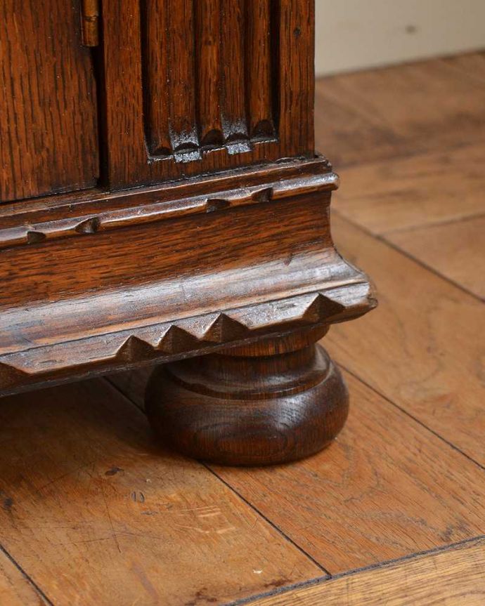 アンティークのキャビネット　アンティーク家具　棚板がたっぷりと付いた使いやすいアンティークホールローブ（ワードローブ）。女性でも運べちゃう理由は･･･Handleのアンティークは、脚の裏にフェルトキーパーをお付けしていますので、重い家具でも床を滑らせて移動出来ます。(q-1556-f)