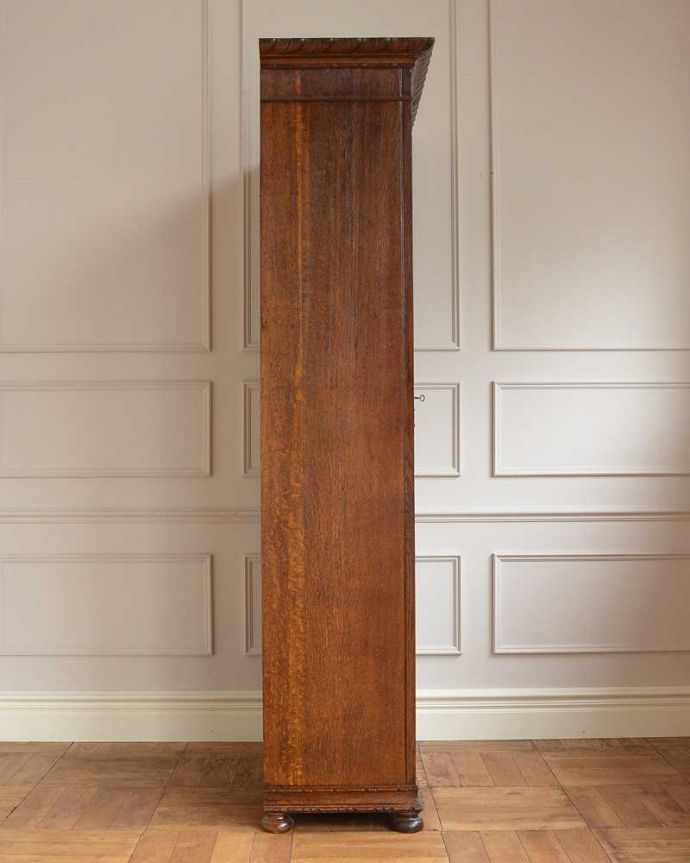 アンティークのキャビネット　アンティーク家具　棚板がたっぷりと付いた使いやすいアンティークホールローブ（ワードローブ）。横から見た姿もステキ正面だけじゃなく横から見るとこんな感じです。(q-1556-f)
